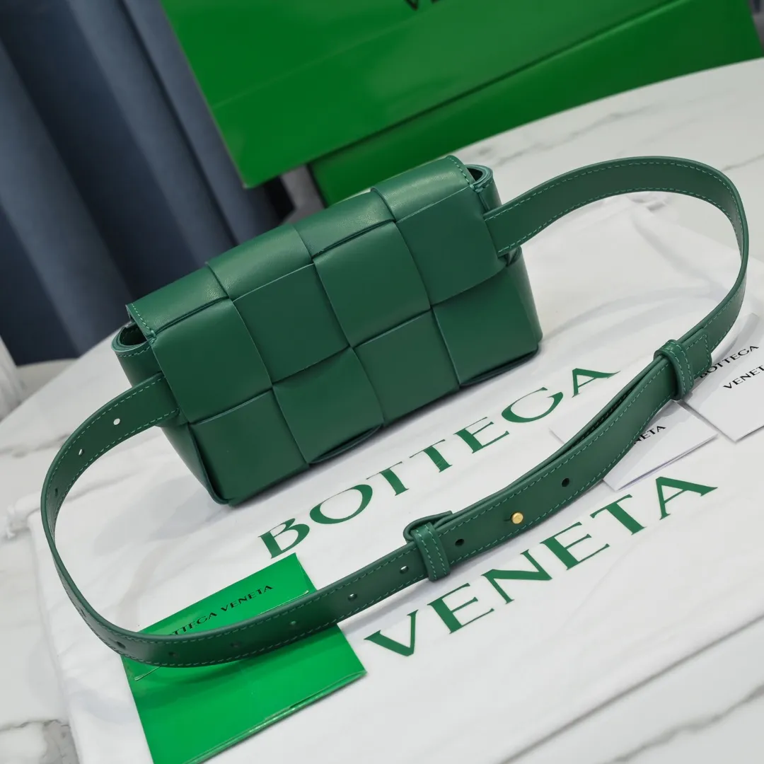 #𝐓𝐇𝐄 𝐁𝐄𝐋𝐓 𝐂𝐀𝐒𝐒𝐄𝐓𝐓𝐄 Checkered waist bag🔻 The hot cassette has a new style. The lambskin material is very light and has the same high-grade touch as always. It can be used as a handbag, waist bag, crossbody, or shoulder bag. Small and exquisite but very easy to use, it is stress-free to install iPhone plus, 💄lipstick 🕶️sunglasses! It continues the square shape of the cassette bag and does not deform after loading. It has a very concave shape! 【6815#】 Size: 17.5*9.5*5cm